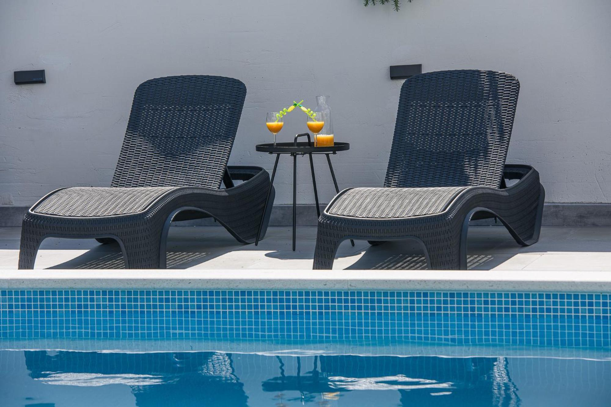 Villa Barbara & Zoran With Free Parking And Heated Swimming Pool 브랜지카 외부 사진