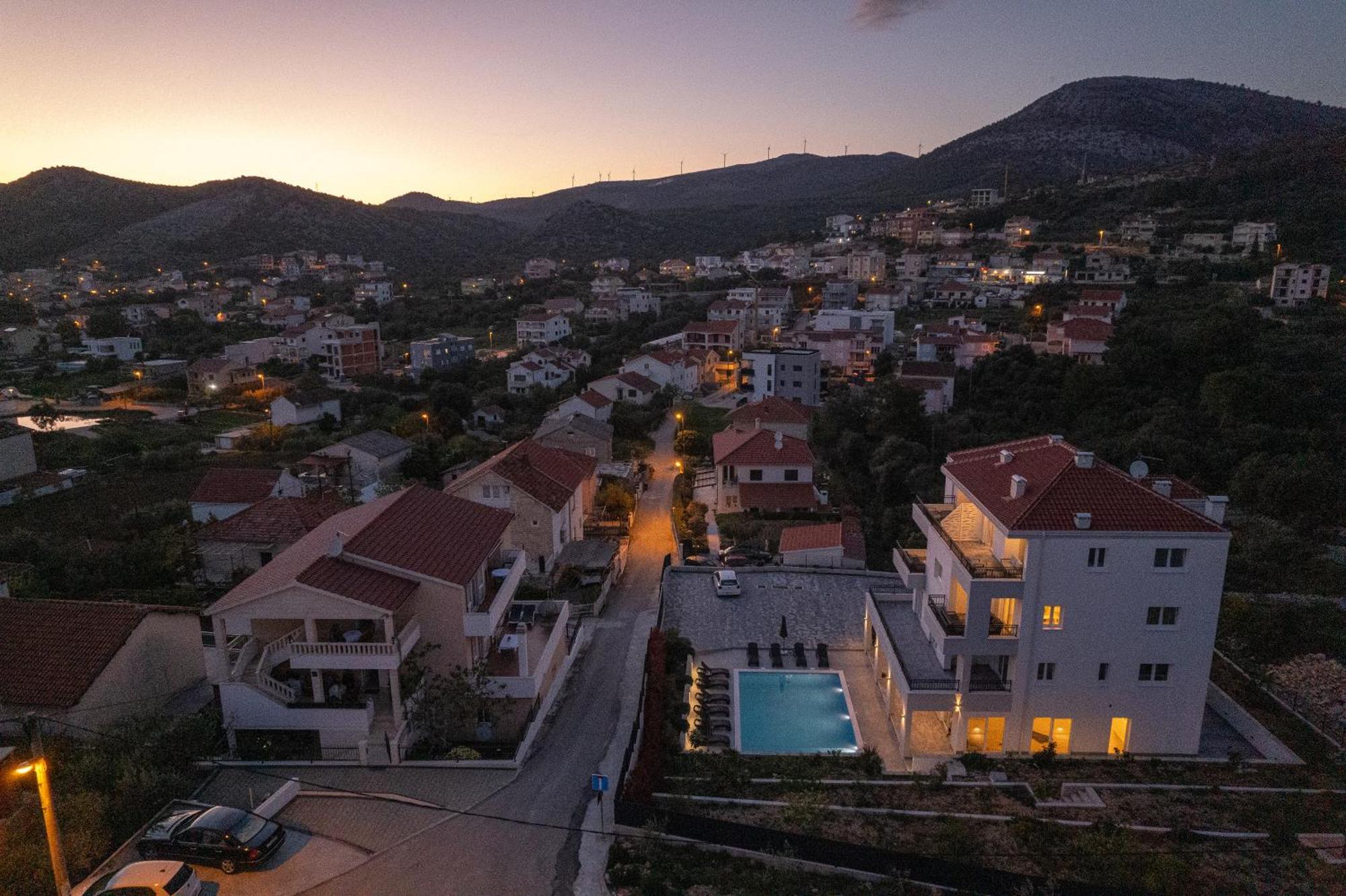 Villa Barbara & Zoran With Free Parking And Heated Swimming Pool 브랜지카 외부 사진