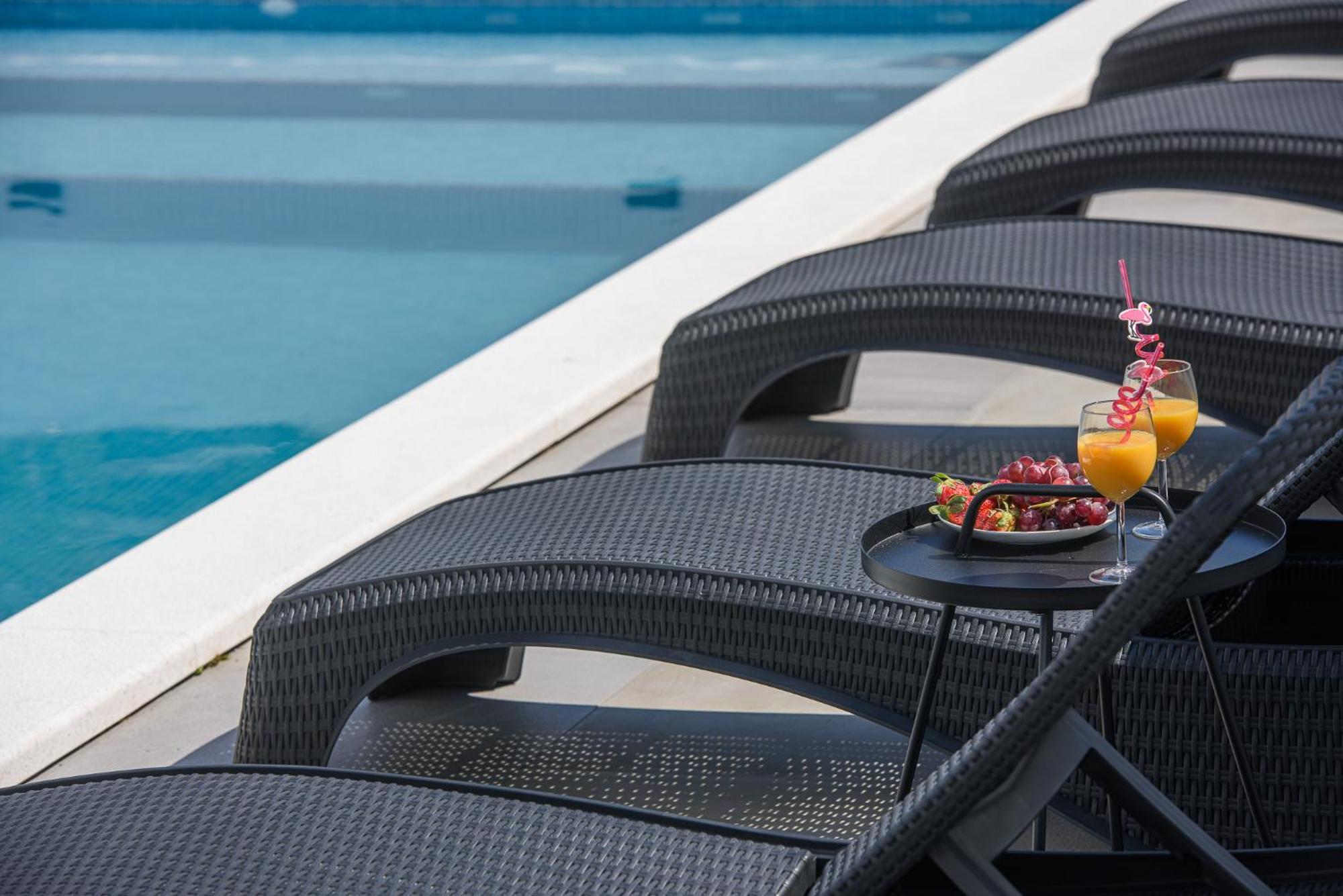 Villa Barbara & Zoran With Free Parking And Heated Swimming Pool 브랜지카 외부 사진