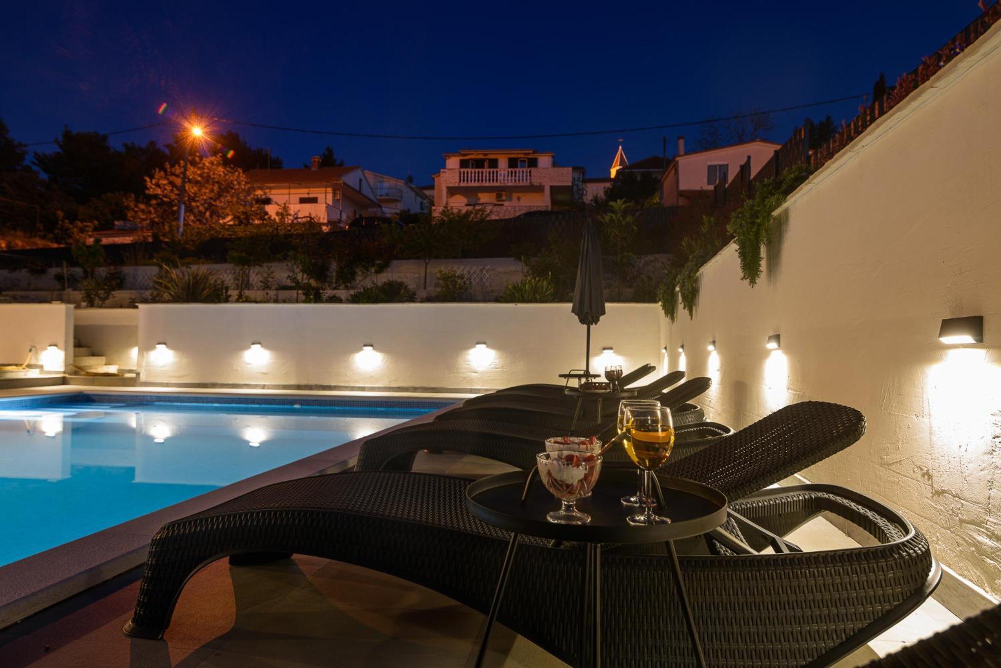 Villa Barbara & Zoran With Free Parking And Heated Swimming Pool 브랜지카 외부 사진