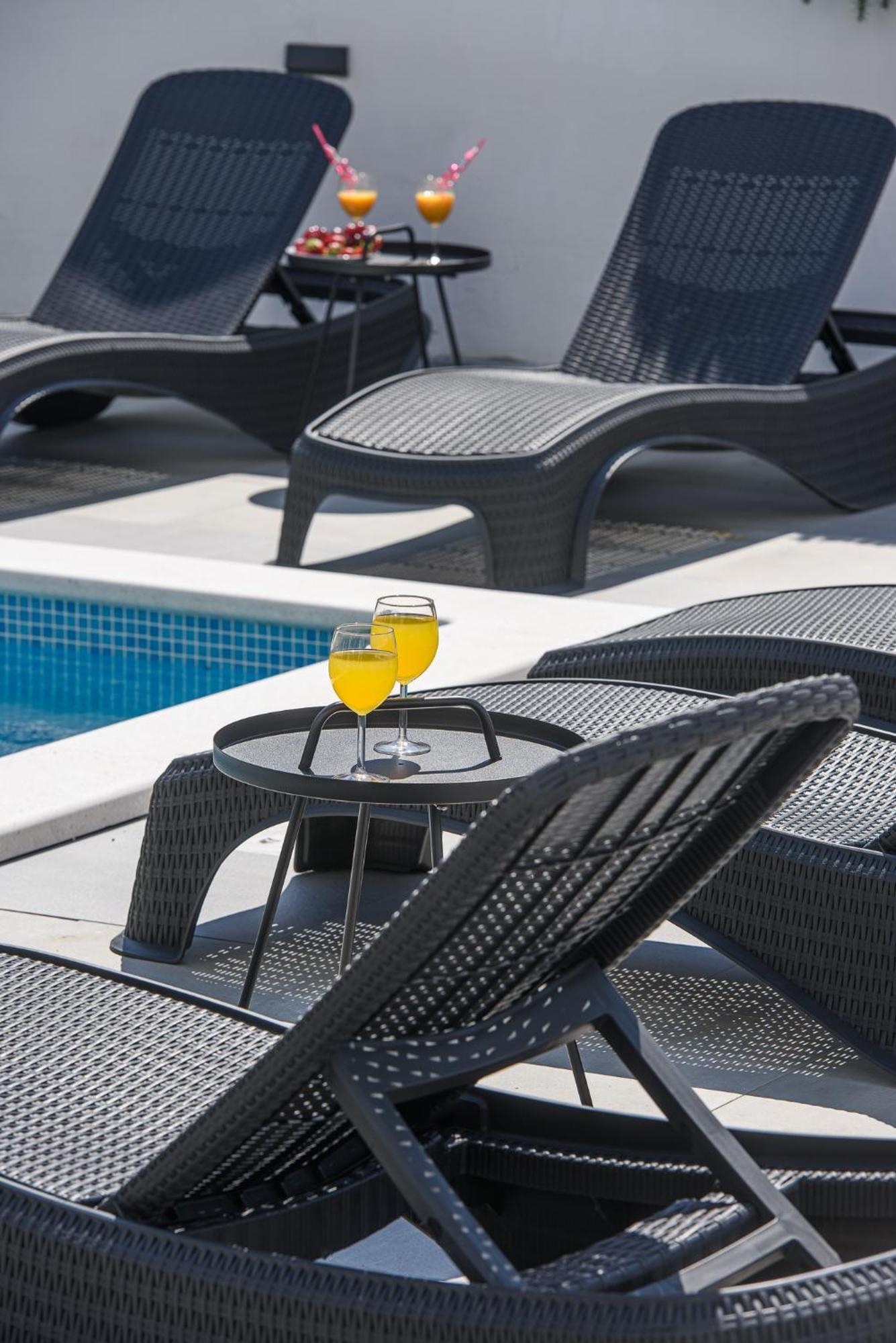 Villa Barbara & Zoran With Free Parking And Heated Swimming Pool 브랜지카 외부 사진