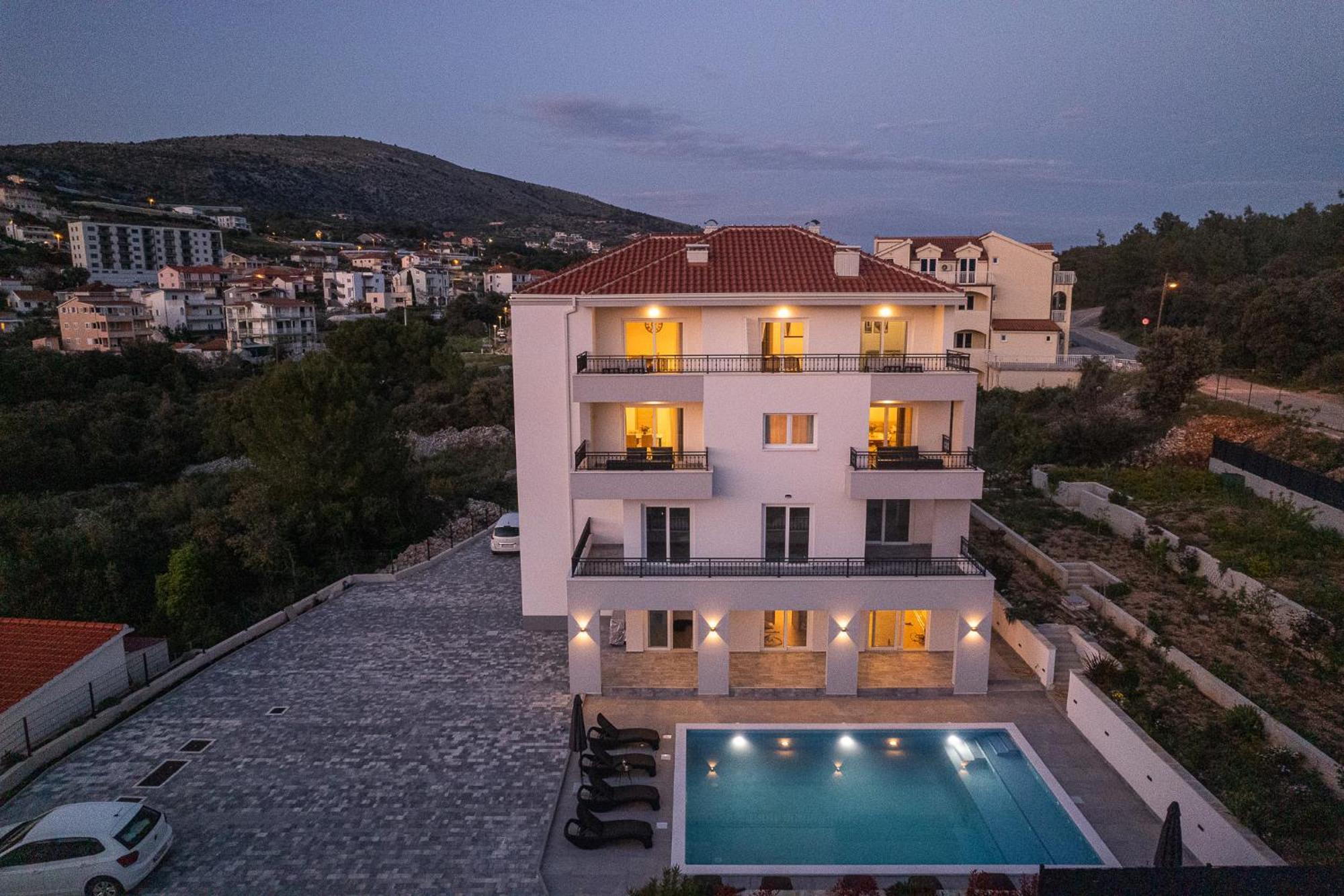 Villa Barbara & Zoran With Free Parking And Heated Swimming Pool 브랜지카 외부 사진